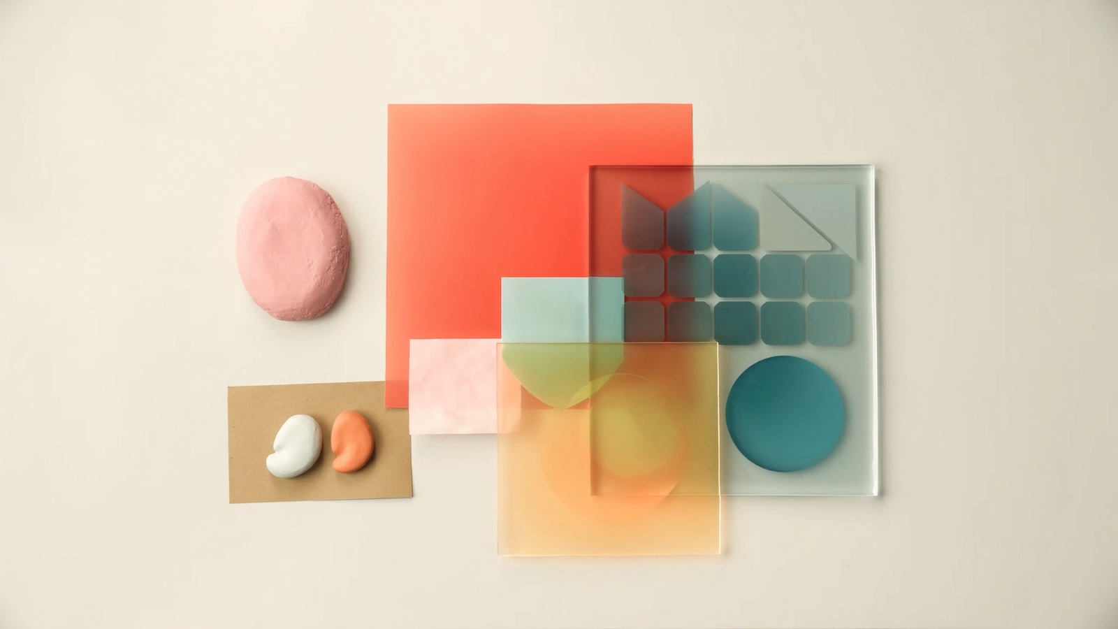 Pannelli di vetro traslucido e campioni di colore sovrapposti: gli stili del web design