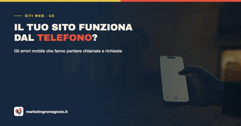 Mano che tiene uno smartphone in una via del centro al tramonto